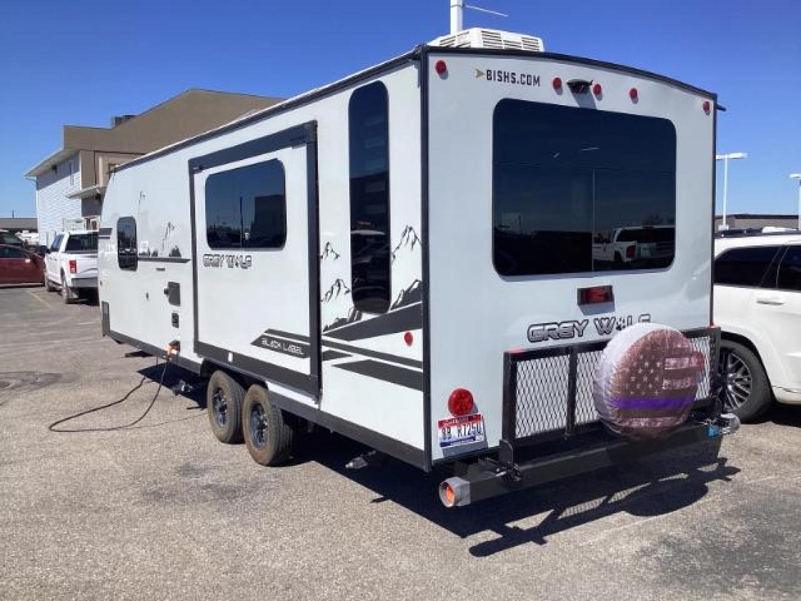 2021 SILVER Forest River GREY WOLF - (4X4TCKY2XMK) with an NA engine, NA transmission, located at 1235 N Woodruff Ave., Idaho Falls, 83401, (208) 523-1053, 43.507172, -112.000488 - Queen Bed: The Grey Wolf 23MKBC often features a queen-sized bed in the master bedroom, providing a comfortable sleeping space for two adults. Slide-Out Dinette: The trailer may include a slide-out dinette, which expands the living space when parked and provides additional seating and dining area. - Photo #4