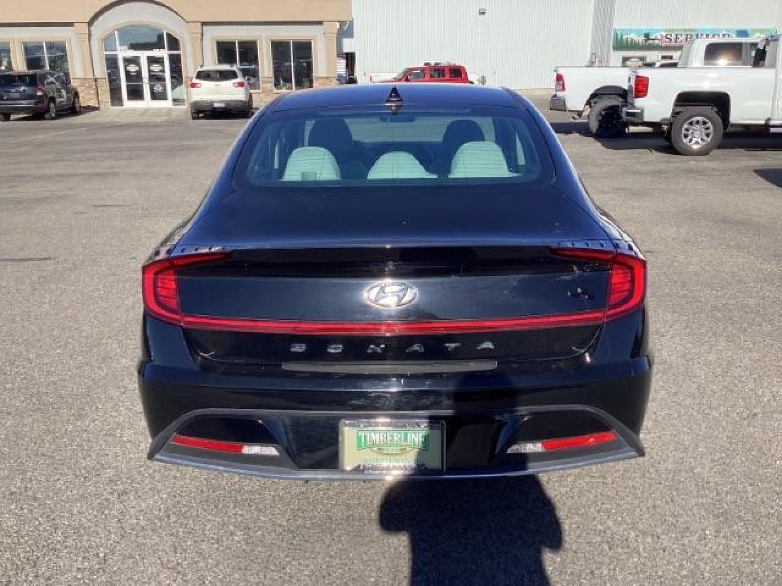 2020 BLACK Hyundai Sonata SE (5NPEG4JA2LH) with an 2.5L L4 DOHC 16V engine, 8-Speed Automatic transmission, located at 1235 N Woodruff Ave., Idaho Falls, 83401, (208) 523-1053, 43.507172, -112.000488 - The 2020 Sonata featured a completely redesigned exterior, characterized by a sleek coupe-like profile and Hyundai's Sensuous Sportiness design philosophy. It had a prominent front grille, LED headlights, and a fastback-style roofline, giving it a more upscale and dynamic appearance compared to its - Photo #4